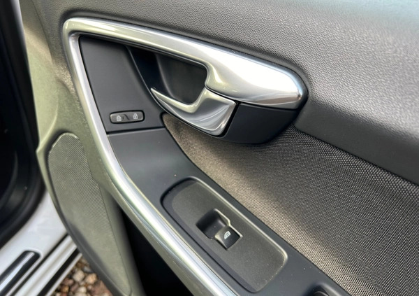 Volvo V60 cena 37900 przebieg: 237000, rok produkcji 2013 z Mrągowo małe 596